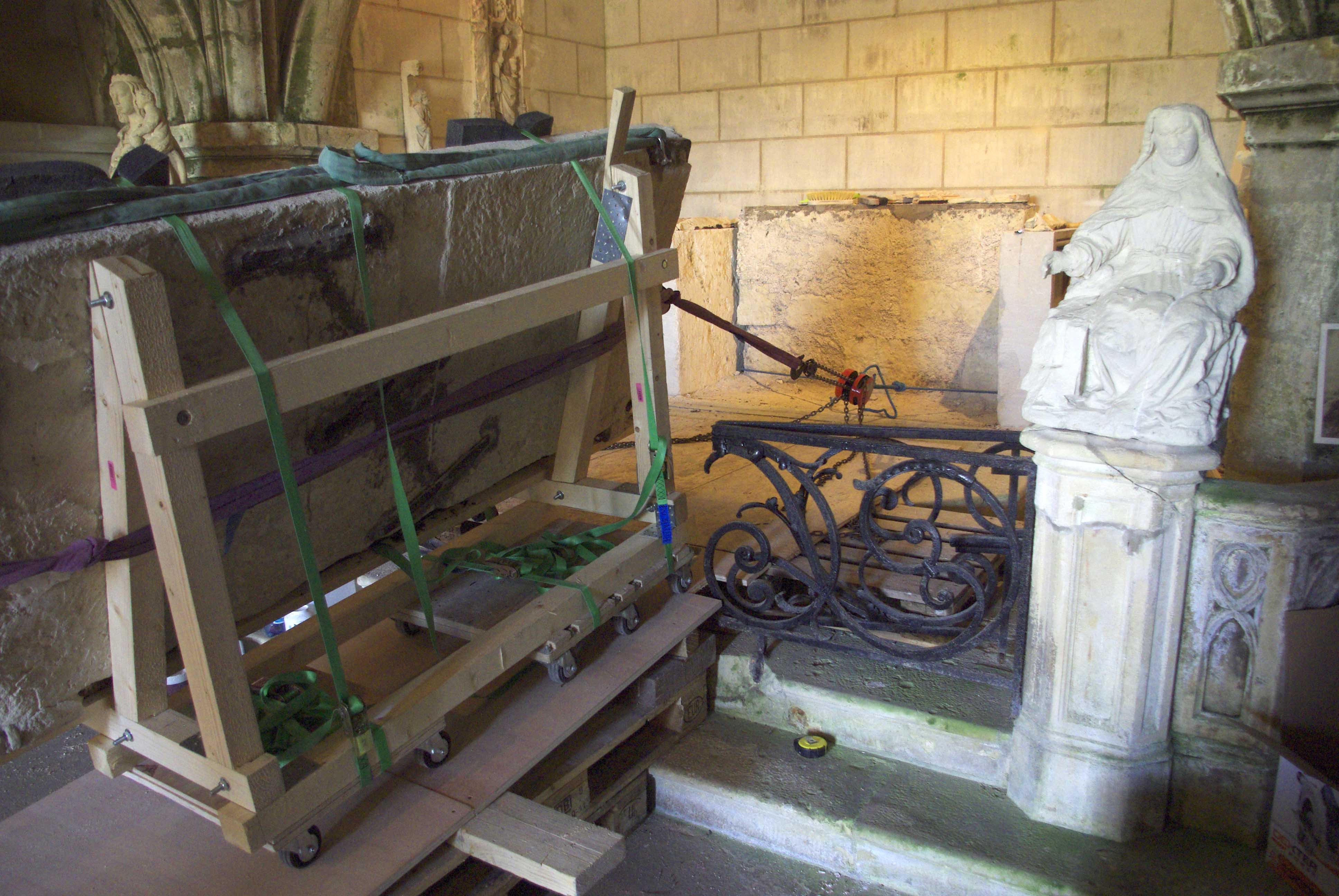 Fulbert Dubois restauration patrimoine sculpture démontage autel pierre avant restauration